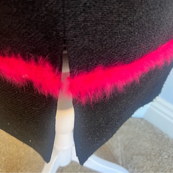 Mayda Cisneros Black skirt with pink boa - Picture 7 of 7